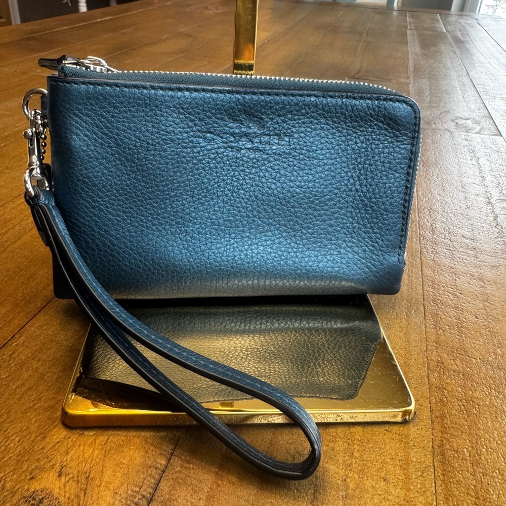 COACH WRISTLET WITH TWO SEPARATE COMPARTMENTS. NAVY BLUE.